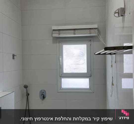 חדר אמבטיה עם אריחים לבנים, אמבטיה וברז חדש